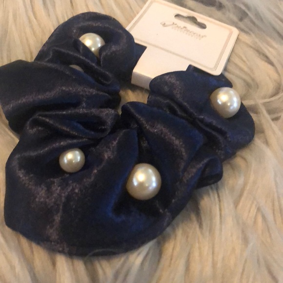 Pearl Hair Scrunchie - Picture 2 of 2